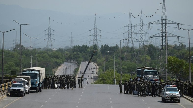 Ex-primeiro-ministro paquistanês Imran Khan lidera manifestação de milhares de apoiadores