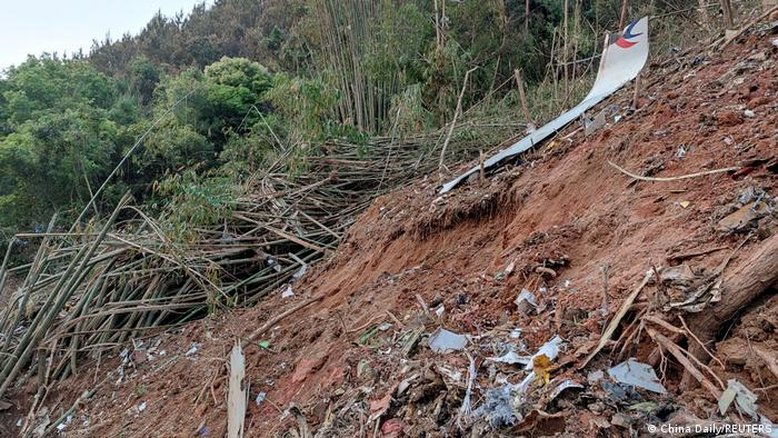 Queda de avião na China pode ter sido intencional, diz jornal