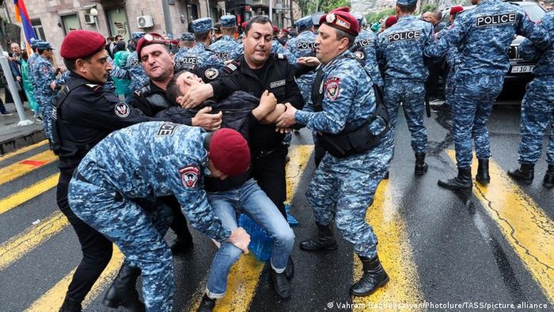 Centenas de presos em protesto contra o governo na Armênia