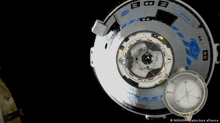 Concorrente de Musk, cápsula da Boeing se acopla à ISS com sucesso