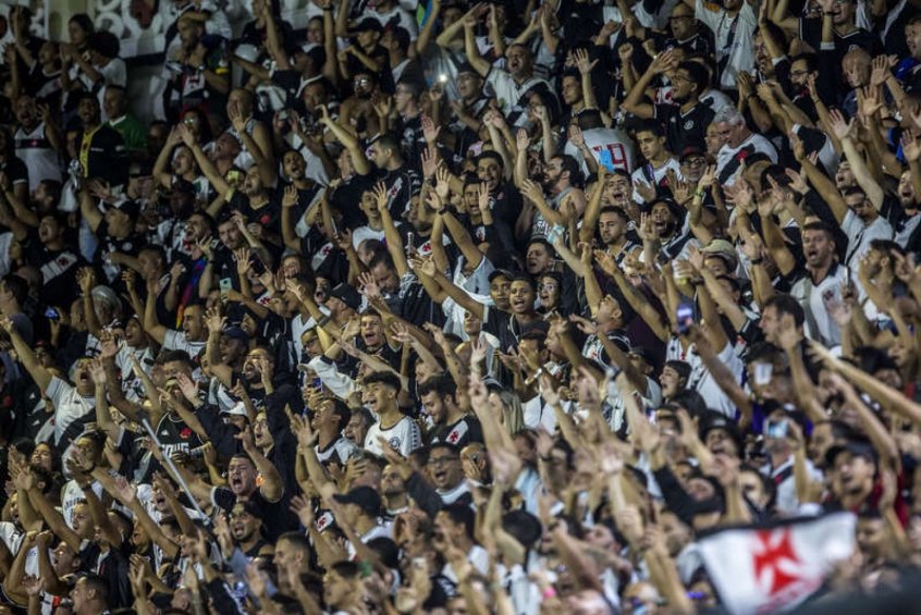Em retorno a São Januário, torcida do Vasco esgota ingressos para o jogo  contra o Coritiba
