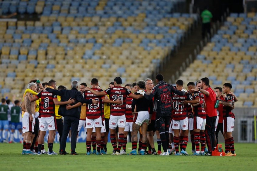 Hugo é abraçado por jogadores do Flamengo após vaias, e Paulo Sousa pede ‘honestidade’ nas avaliações