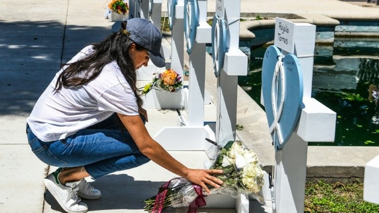Meghan Markle visita Uvalde para homenagear vítimas de massacre