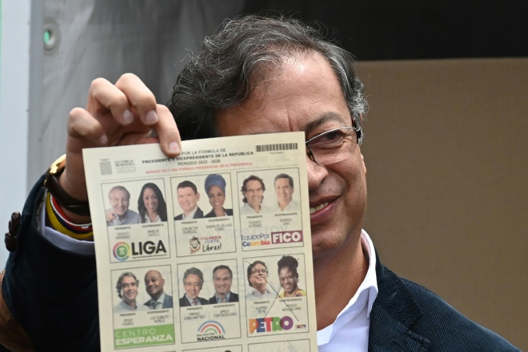 Colômbia elegerá um presidente entre o esquerdista Petro e azarão Hernández