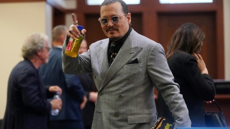 Estrela de Johnny Depp se apagou por 'comportamento não profissional', diz ex-agente