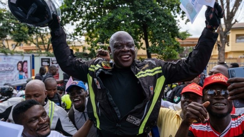 De Londres a Lagos, a jornada de um motociclista nigeriano contra a polio