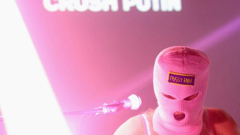 Pussy Riot faz turnê na Europa contra a guerra na Ucrânia