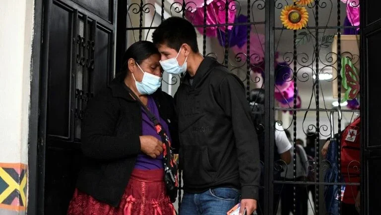 Deportados para Guatemala, menores migrantes reencontram seus pais
