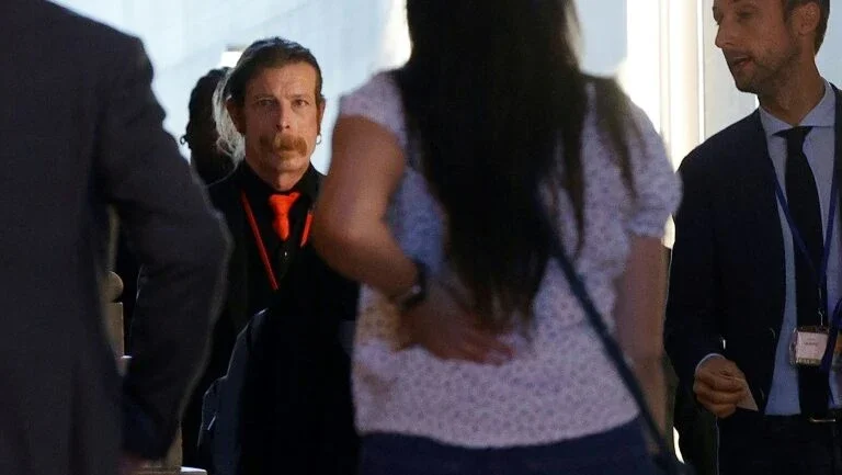 Atentados de 2015 em Paris mudaram a vida de cantor da Eagles of Death Metal