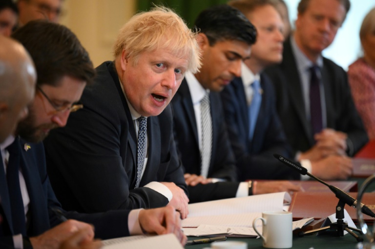 Novas fotos reacendem acusações do "partygate" contra Boris Johnson