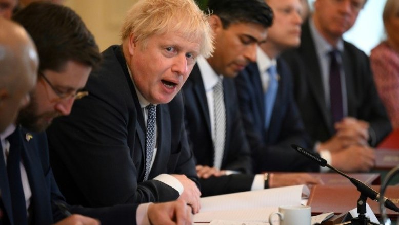 Novas fotos reacendem acusações do "partygate" contra Boris Johnson