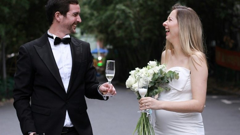 Em pleno confinamento, casamento em Xangai acontece pelo Zoom e festa na garagem