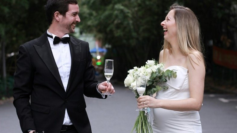 Em pleno confinamento, casamento em Xangai acontece pelo Zoom e festa na garagem
