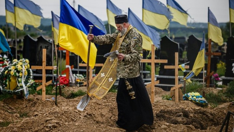 Lágrimas e homenagens em funerais em série em cemitério militar da Ucrânia