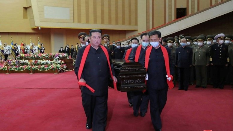 Kim Jong Un carrega caixão em funeral de importante militar que foi seu mentor