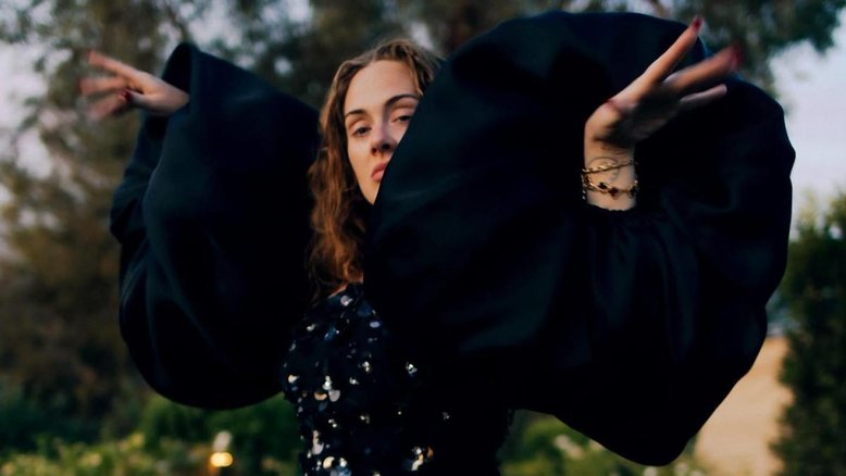 Adele faz 34 anos e comemora atual fase da vida: 'Nunca estive mais feliz'