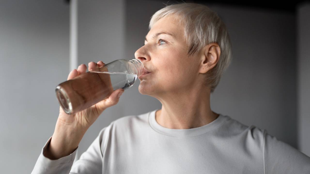 mulher idosa bebendo água, bem-estar,qualidade da água, hábitos de saúde
