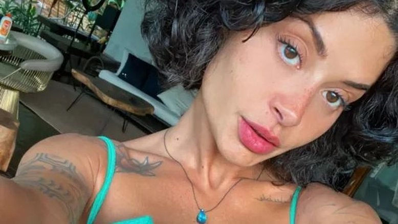 Aline Campos posa de biquíni e brinca com seguidores: 'Eu sei, está frio'
