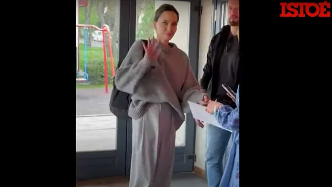 Angelina Jolie vai à Ucrânia e atende fãs em Lviv