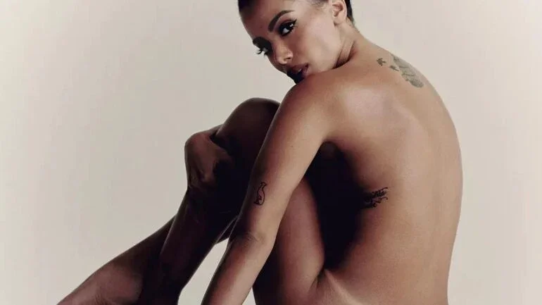 Anitta posa nua para 