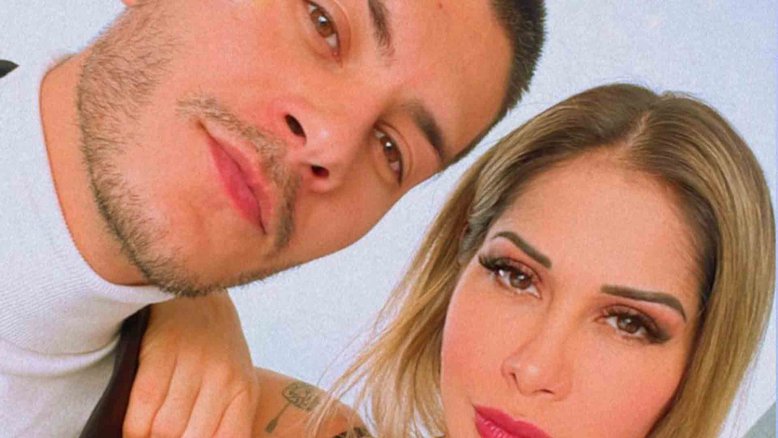 Arthur Aguiar tatua nome de Maíra Cardi no peito; veja foto