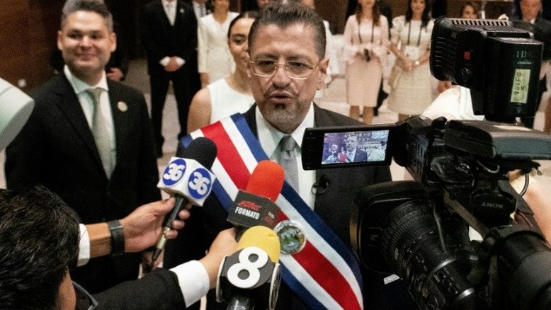 Rodrigo Chaves assume presidência da Costa Rica com promessa de 'reconstruir a economia'