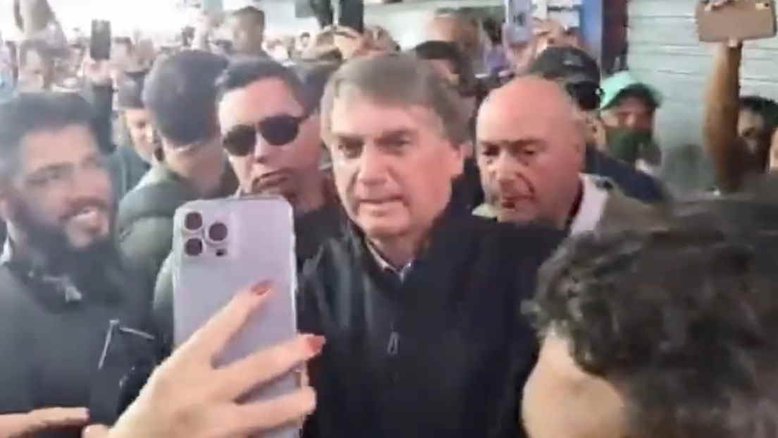 Bolsonaro anda de moto por Brasília e ouve: 'abaixa a gasolina, presidente'