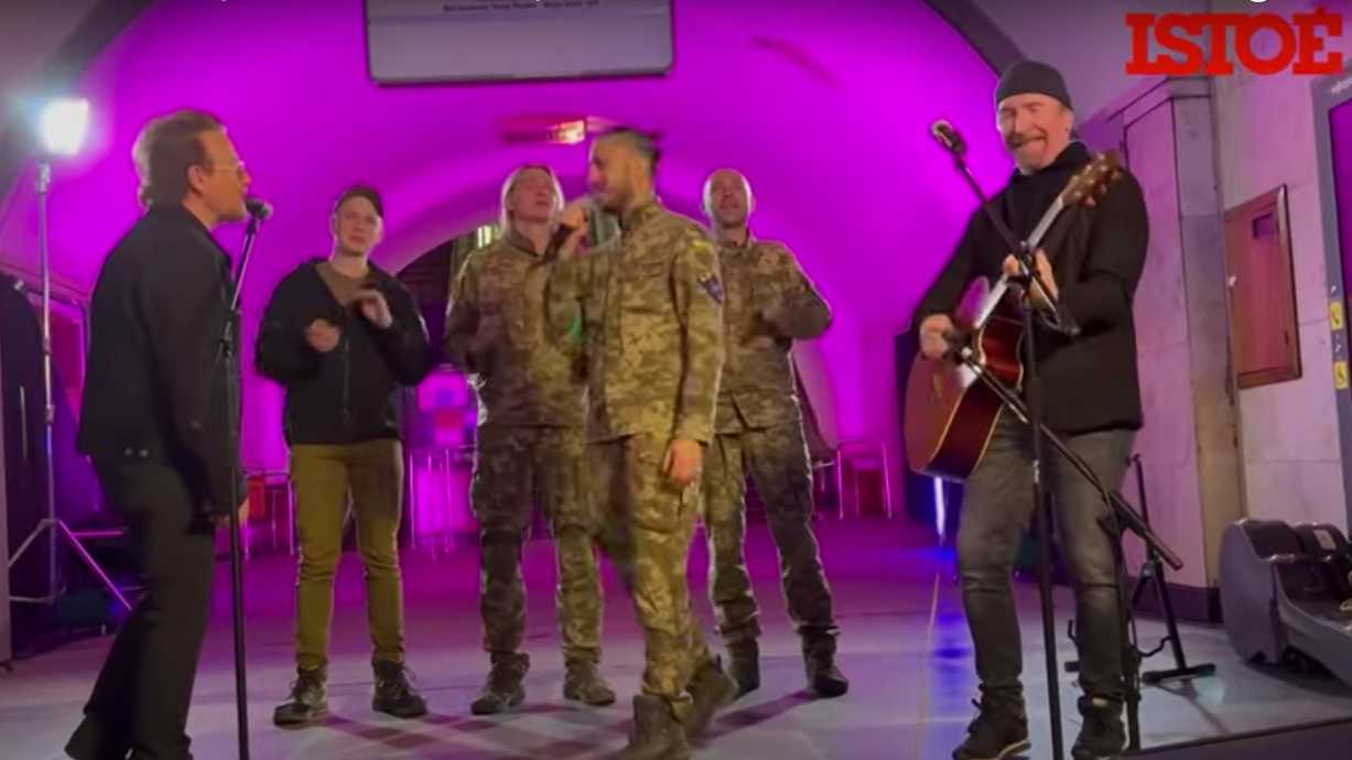 Bono e The Edge, do U2, cantam com ucranianos no metrô de Kiev