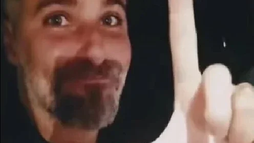 Bruno Gagliasso compra toalha de Lula e faz o “L” com a mão; veja vídeo