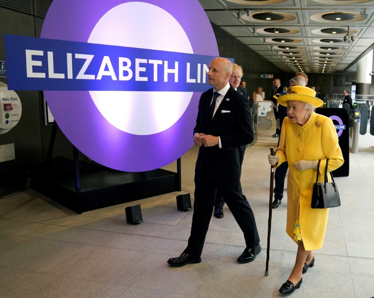 Metrô Elizabeth Line começa a operar com cinco anos de atraso
