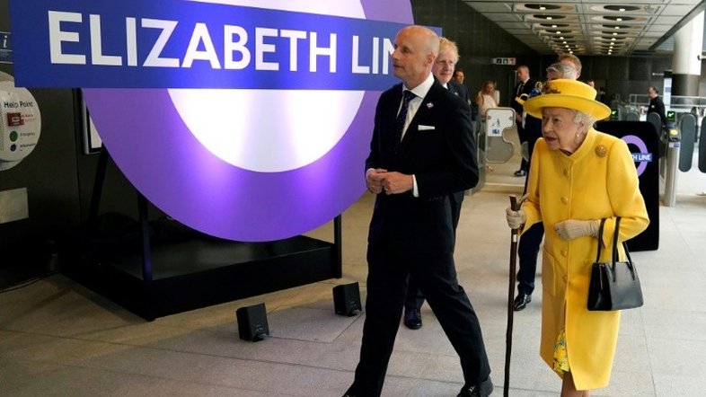 Metrô Elizabeth Line começa a operar com cinco anos de atraso