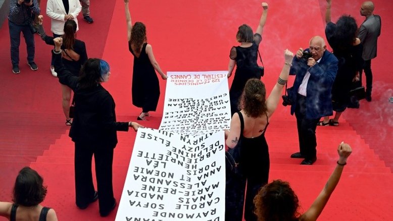 Feministas exibem cartaz com nomes de 129 mulheres assassinadas em Cannes