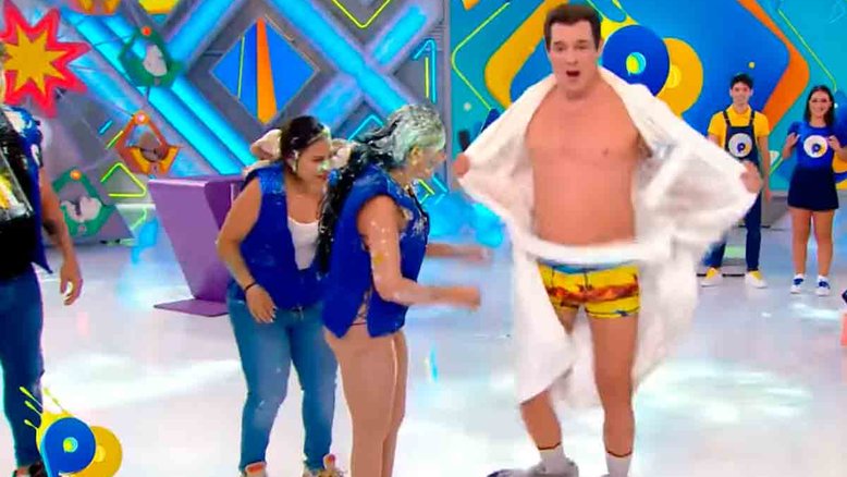 Celso Portiolli surpreende ao ficar de sunga no palco do Domingo Legal