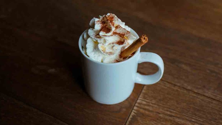 Fácil: Faça chocolate quente com uísque e mande o frio embora