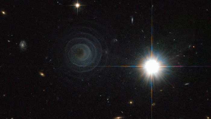 Esta imagem mostra uma das formas geométricas mais perfeitas criadas no espaço. Captura a formação de uma nebulosa pré-planetária incomum, conhecida como IRAS 23166+1655, em torno da estrela LL Pegasi (também conhecida como AFGL 3068), na Constelação do Pégaso. A imagem demonstra o que parece ser um padrão espiral fino de surpreendente regularidade ao redor da estrela, que está escondida atrás de uma poeira espessa. O padrão espiral sugere uma origem periódica regular para a forma da nebulosa. O material que forma a espiral está se movendo para fora a uma velocidade de cerca de 50.000 km/hora e, combinando essa velocidade com a distância entre as camadas, os astrônomos calculam que as conchas estão separadas por cerca de 800 anos