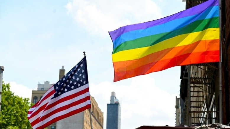 Quase metade dos jovens LGBTQ+ cogitaram o suicídio nos EUA em 2021