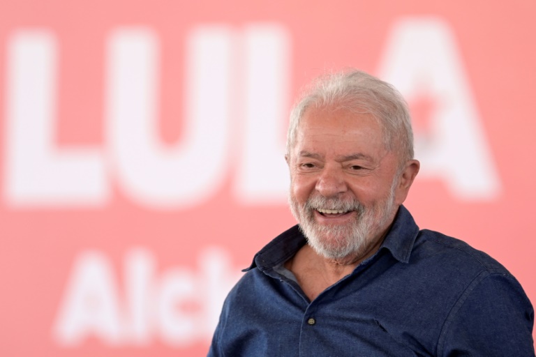 Lula recupera terreno e ganharia com folga de Bolsonaro (pesquisa)