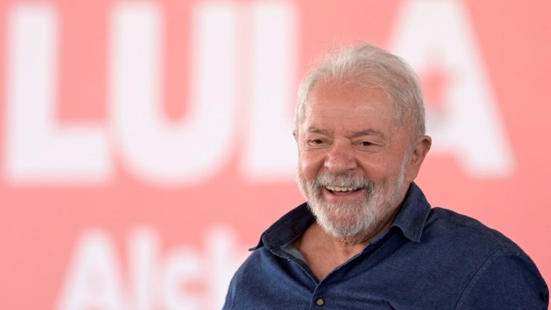 Lula recupera terreno e ganharia com folga de Bolsonaro (pesquisa)