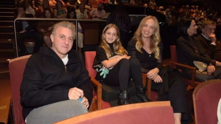 Angélica e Luciano Huck levam Eva a peça de teatro de Claudia Raia