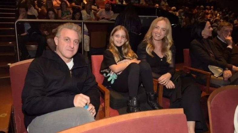 Angélica e Luciano Huck levam Eva a peça de teatro de Claudia Raia