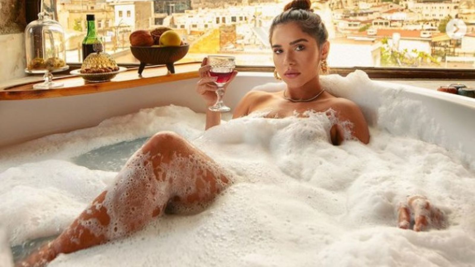 Ex-BBB Gizelly Bicalho posa nua em banheira e deixa seguidores boquiabertos: ‘Deusa da Capadócia’