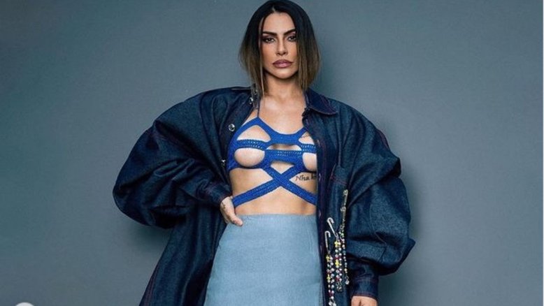 Cleo Pires deixa seio à mostra em ensaio ousado