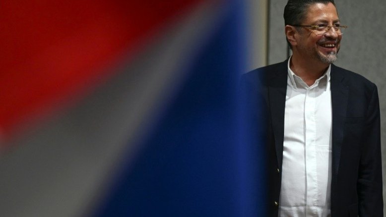 Rodrigo Chaves assume Presidência da Costa Rica com missão de salvar a economia
