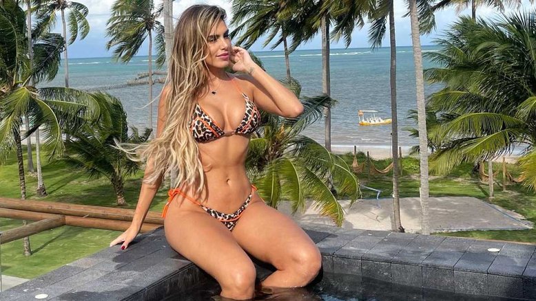Erika Schneider mostra corpão de biquíni e ganha like de Bil Araújo