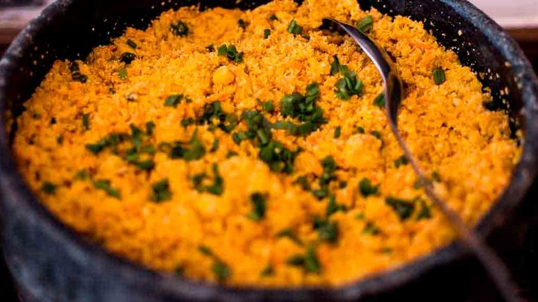 Vídeo: Aprenda a fazer a farofa perfeita com aula do chef Henrique Fogaça (Foto: iStock)