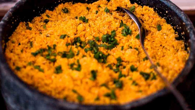 Vídeo: Aprenda a fazer a farofa perfeita com aula do chef Henrique Fogaça (Foto: iStock)