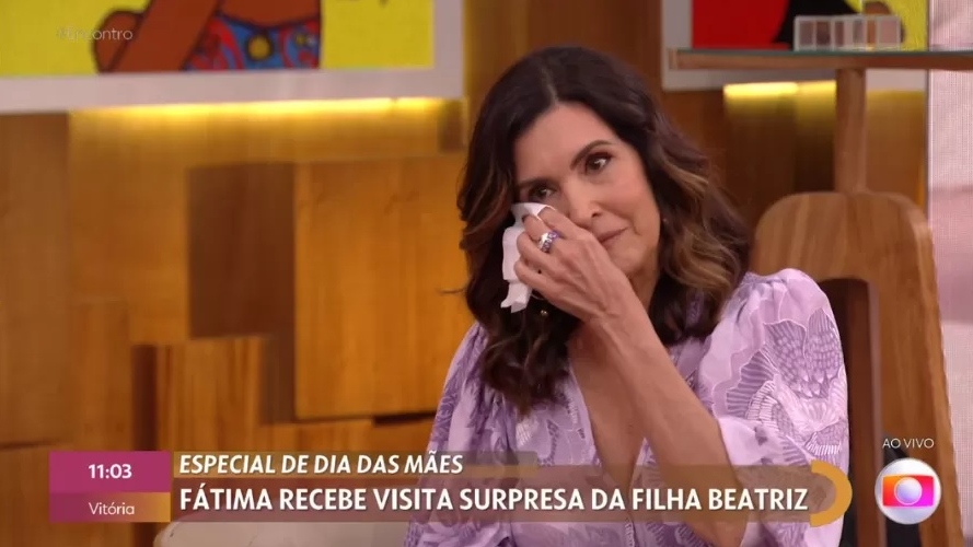 Fátima Bernardes chora ao vivo com homenagem surpresa da filha de 'Dia das Mães'