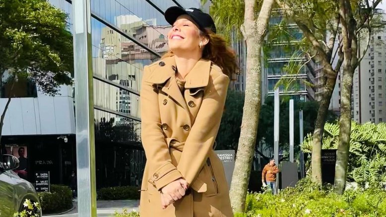Fernanda Souza volta a postar na web um mês após anunciar namoro com Eduarda Porto