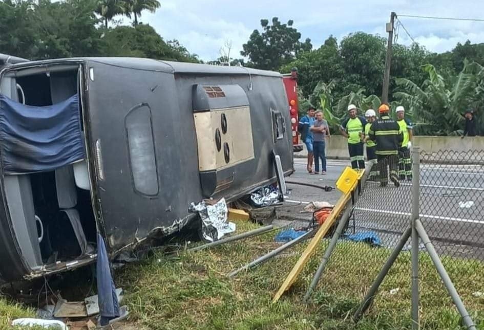 Dupla Conrado e Aleksandro e equipe sofrem grave acidente em rodovia 2 Dupla Conrado e Aleksandro e equipe sofrem grave acidente em rodovia