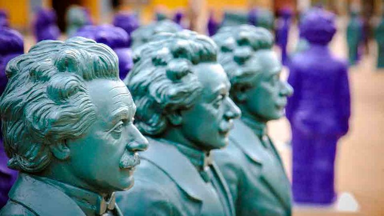 O que Pelé e Einstein têm em comum? Ambos são gênios, mas cada um na sua área de especialidade.